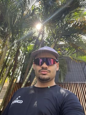 Cliente usando óculos 25